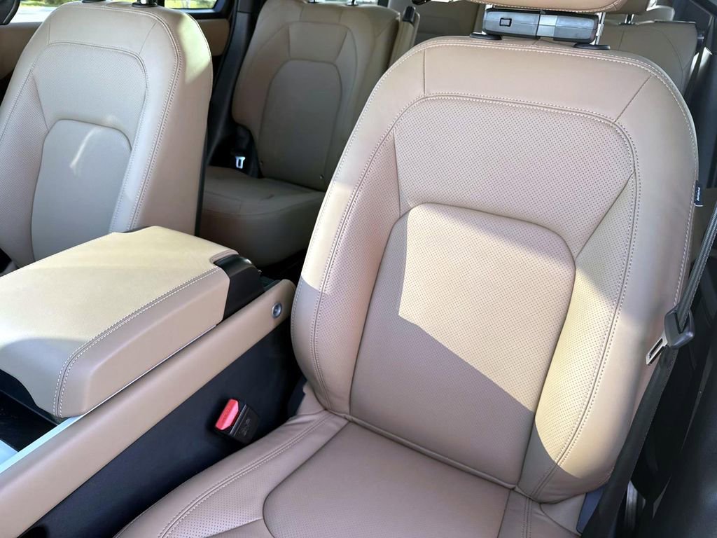 New 2026 Land Rover Defender 130 X-Dynamic SE image 16