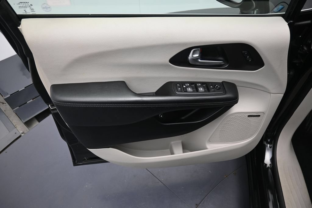 Used 2020 Chrysler Pacifica Limited FWD image 9
