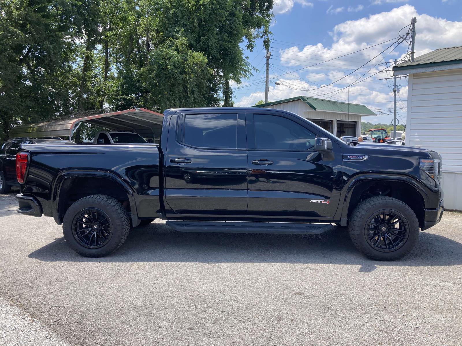 Used 2024 GMC Sierra 1500 AT4 w/ Technology Package image 2