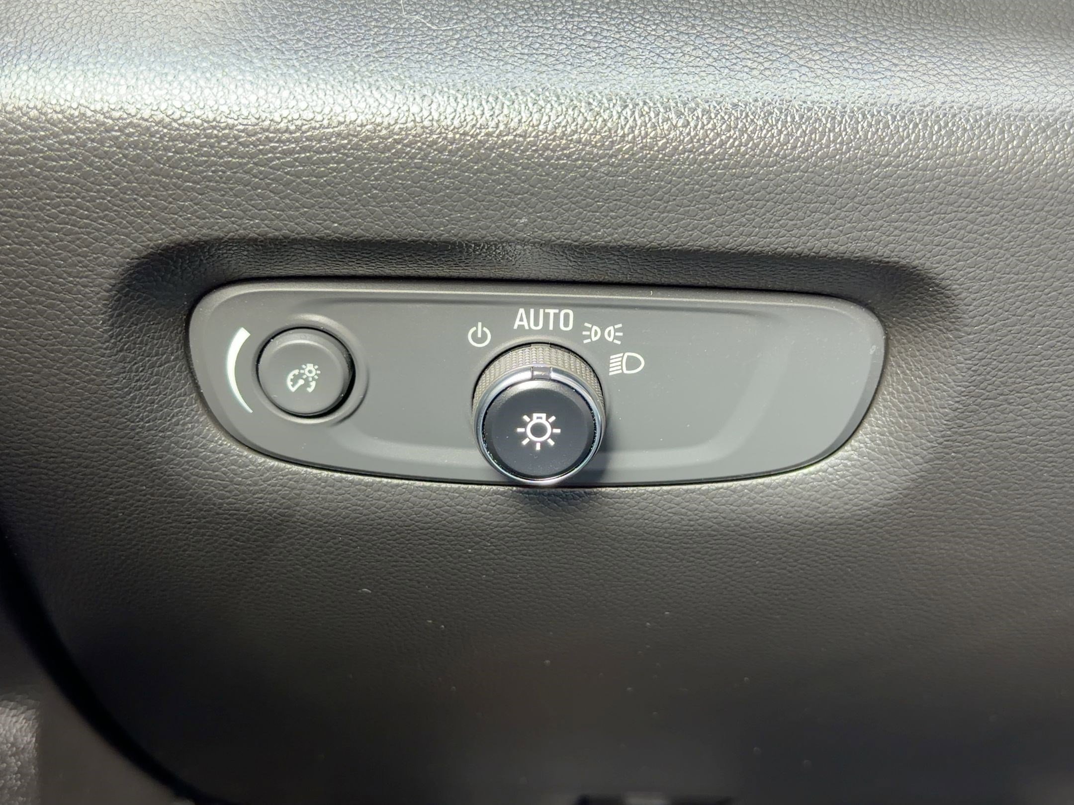 Used 2023 Chevrolet Traverse LT image 16