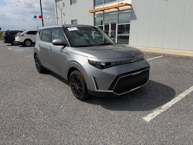 Used 2025 Kia Soul LX FWD image 2