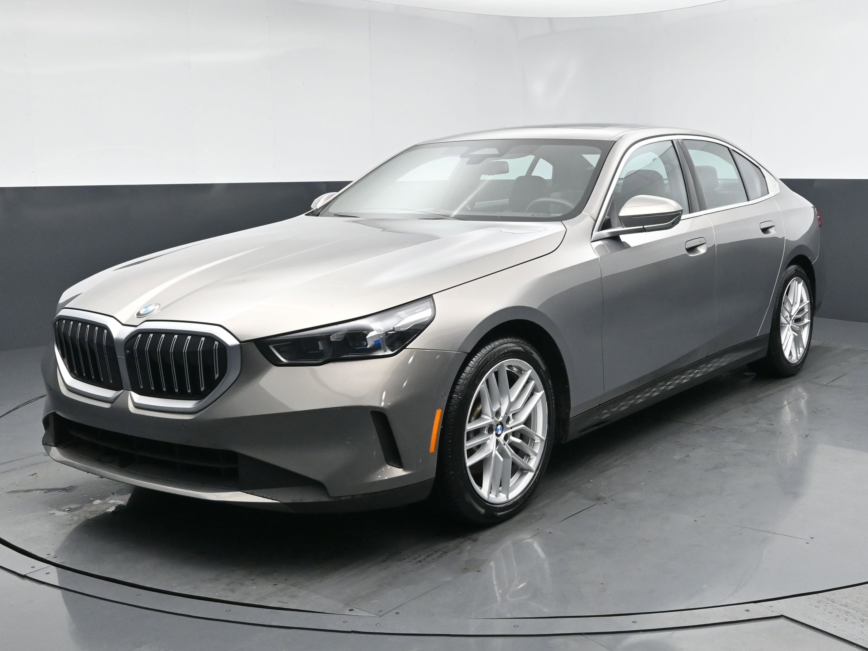 Used 2024 BMW 530i xDrive image 1