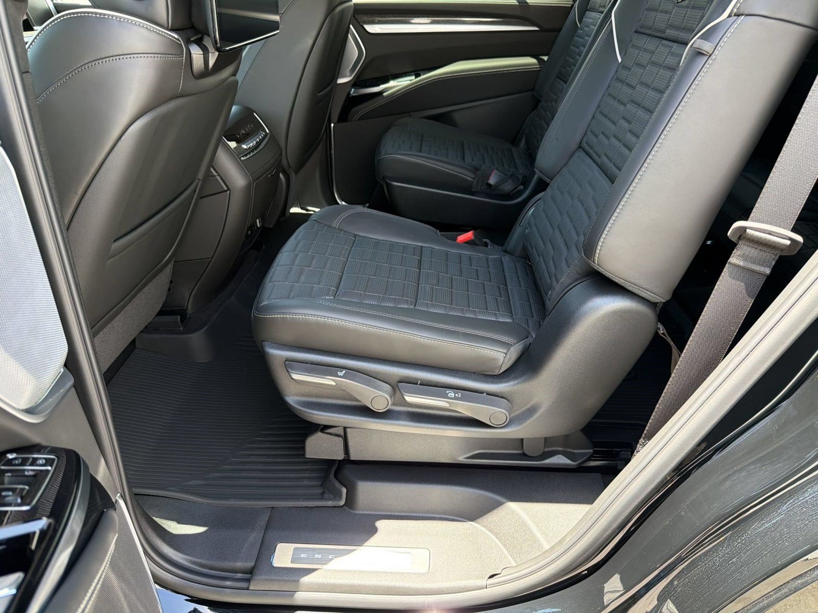 New 2026 Cadillac Escalade V w/ LPO, ONYX Package AWD/4WD image 20