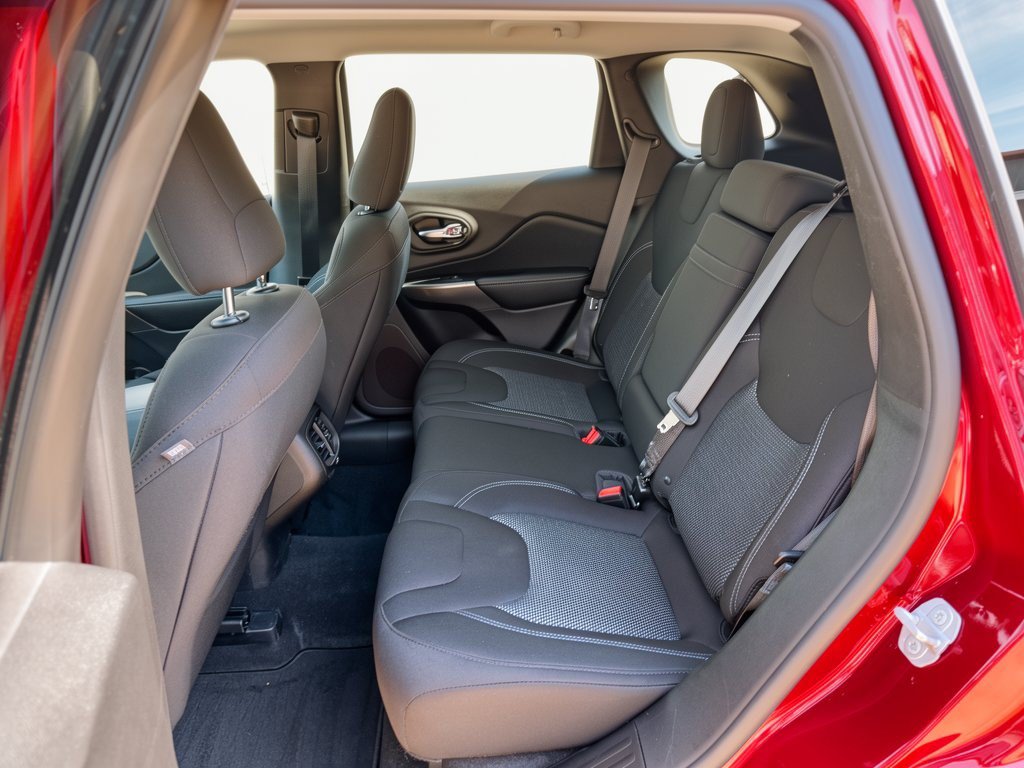 Used 2019 Jeep Cherokee Latitude w/ Popular Appearance Group AWD/4WD image 25