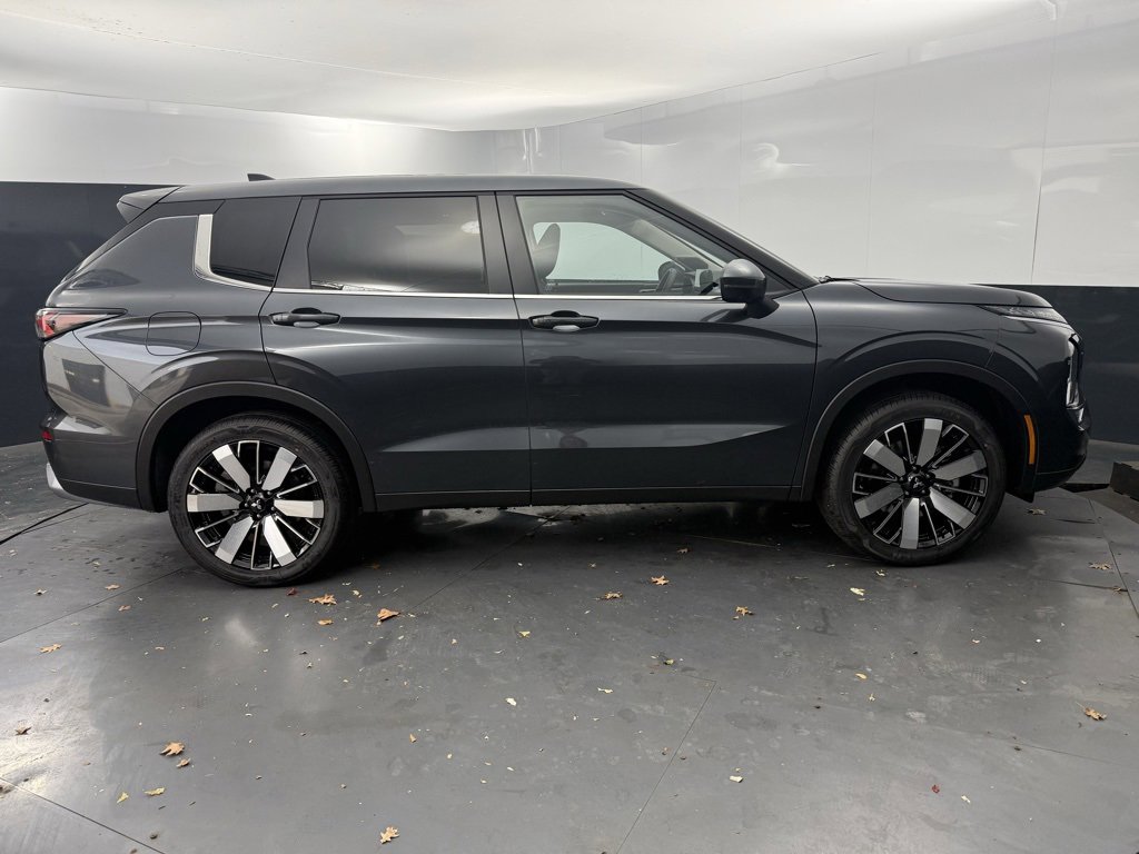 New 2025 Mitsubishi Outlander SEL image 2