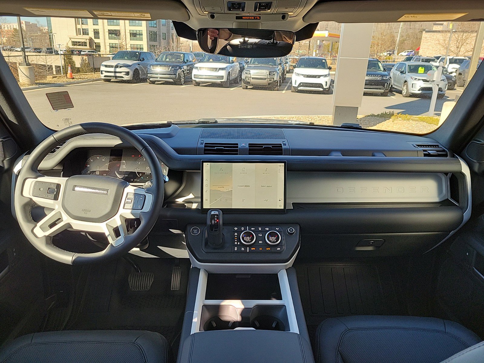 Used 2025 Land Rover Defender 110 X-Dynamic SE AWD/4WD image 18