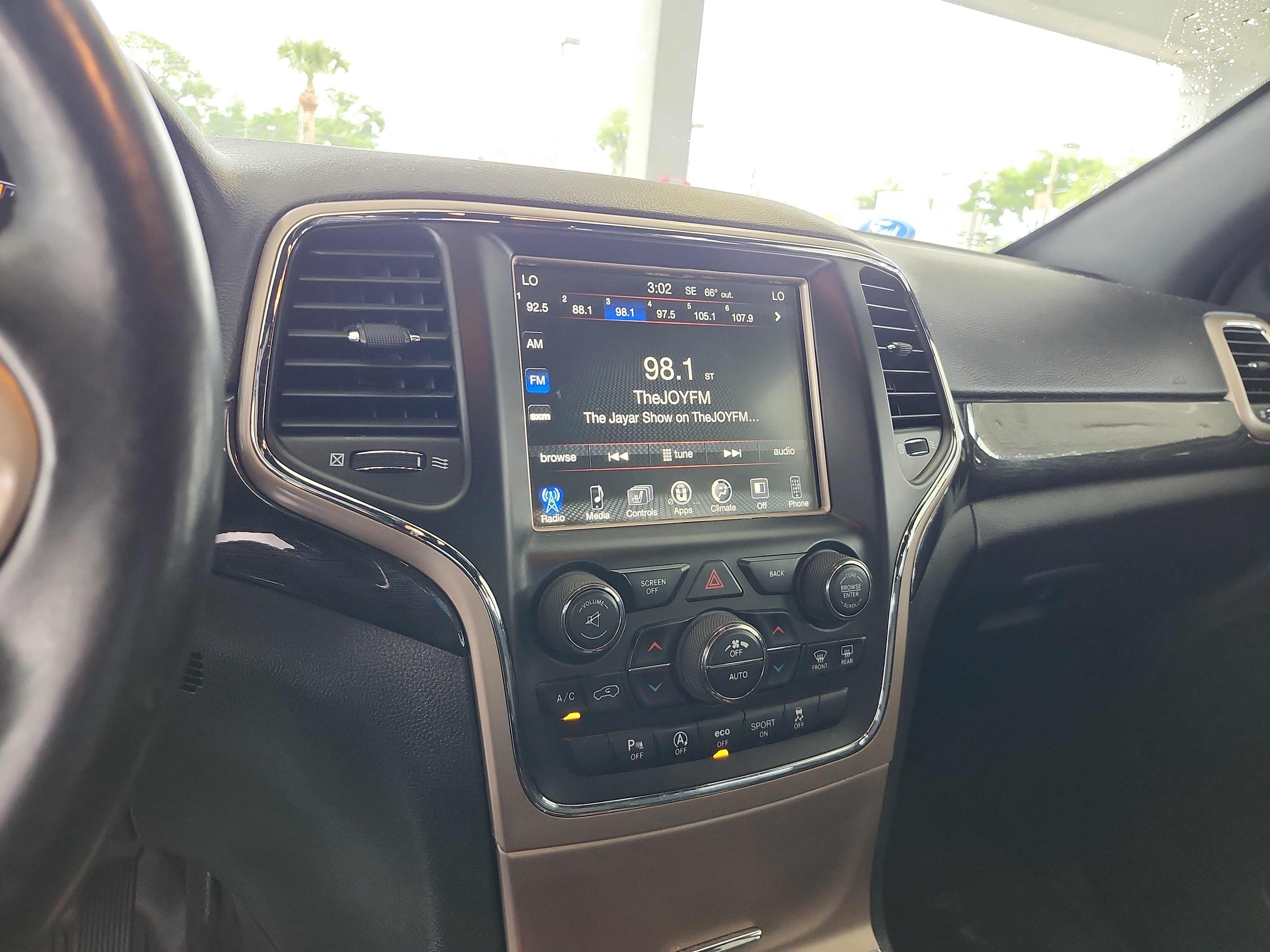 Used 2017 Jeep Grand Cherokee Laredo image 13