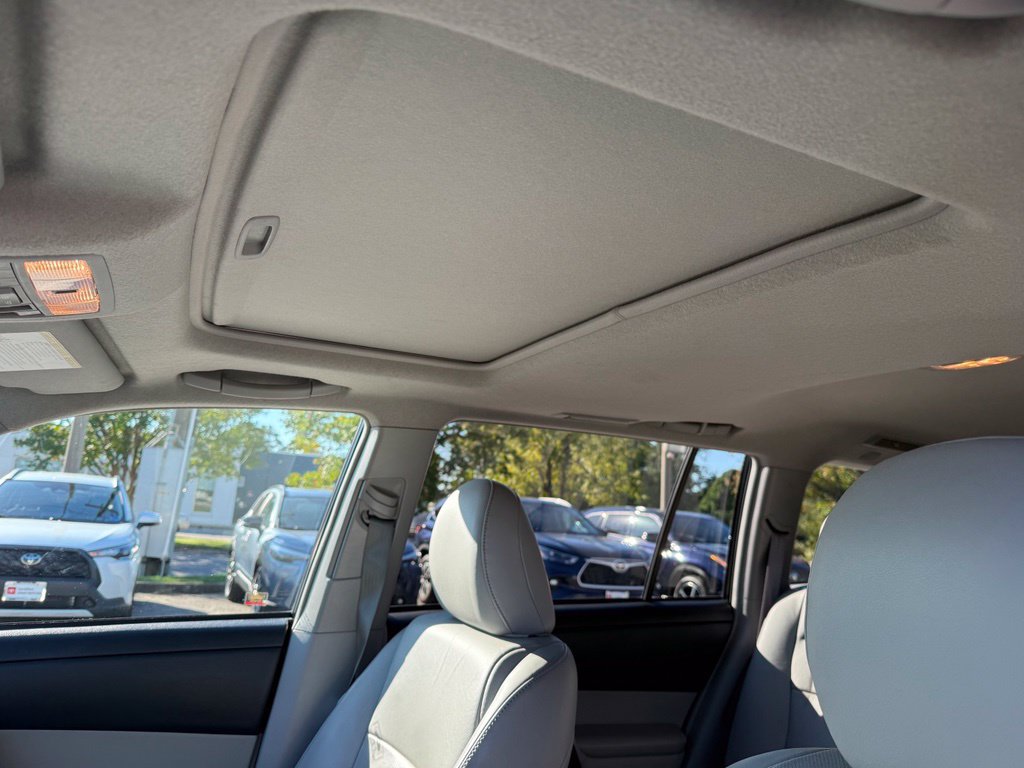Used 2013 Toyota Highlander Limited AWD/4WD image 17