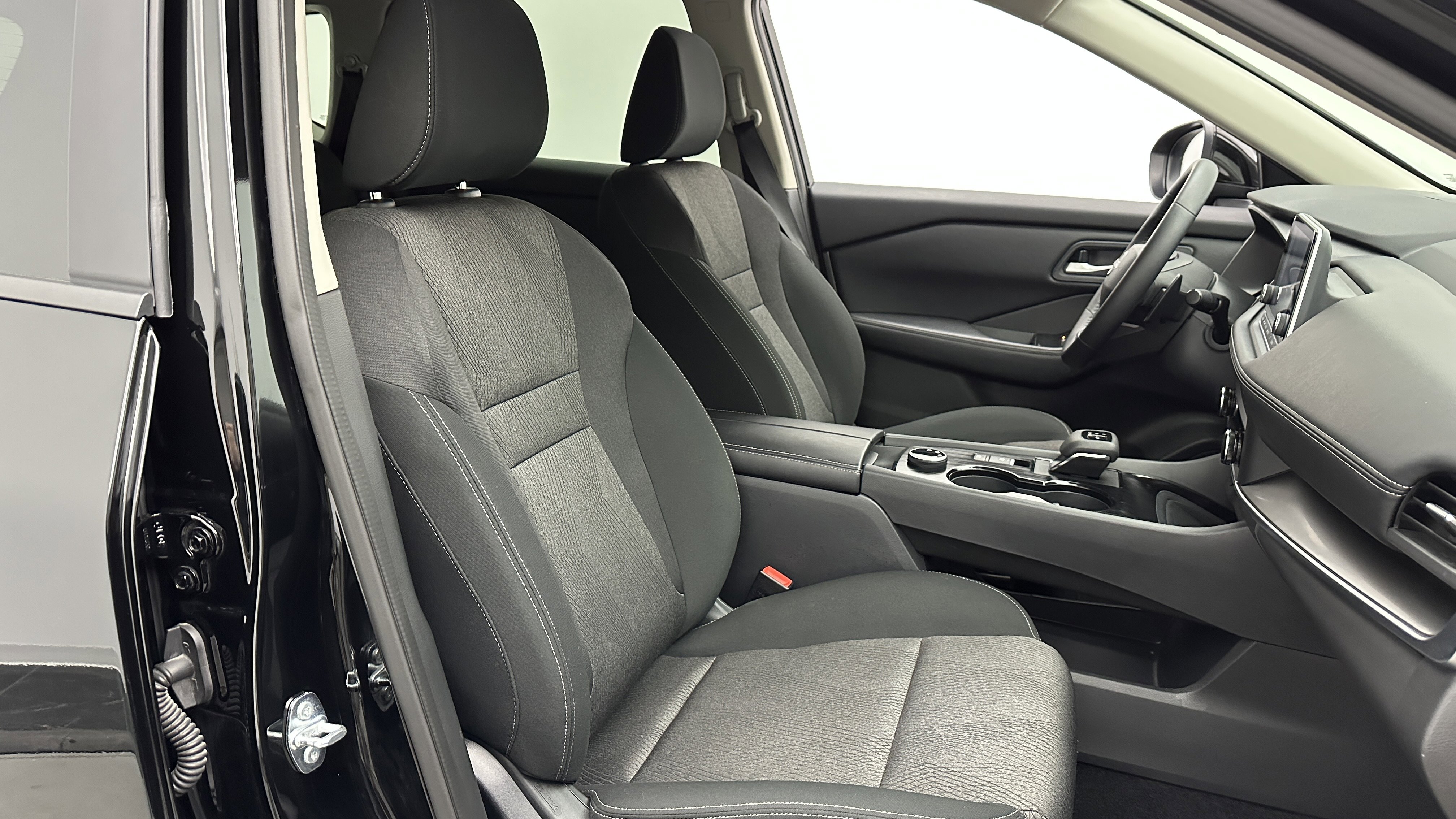 Used 2025 Nissan Rogue SV image 36