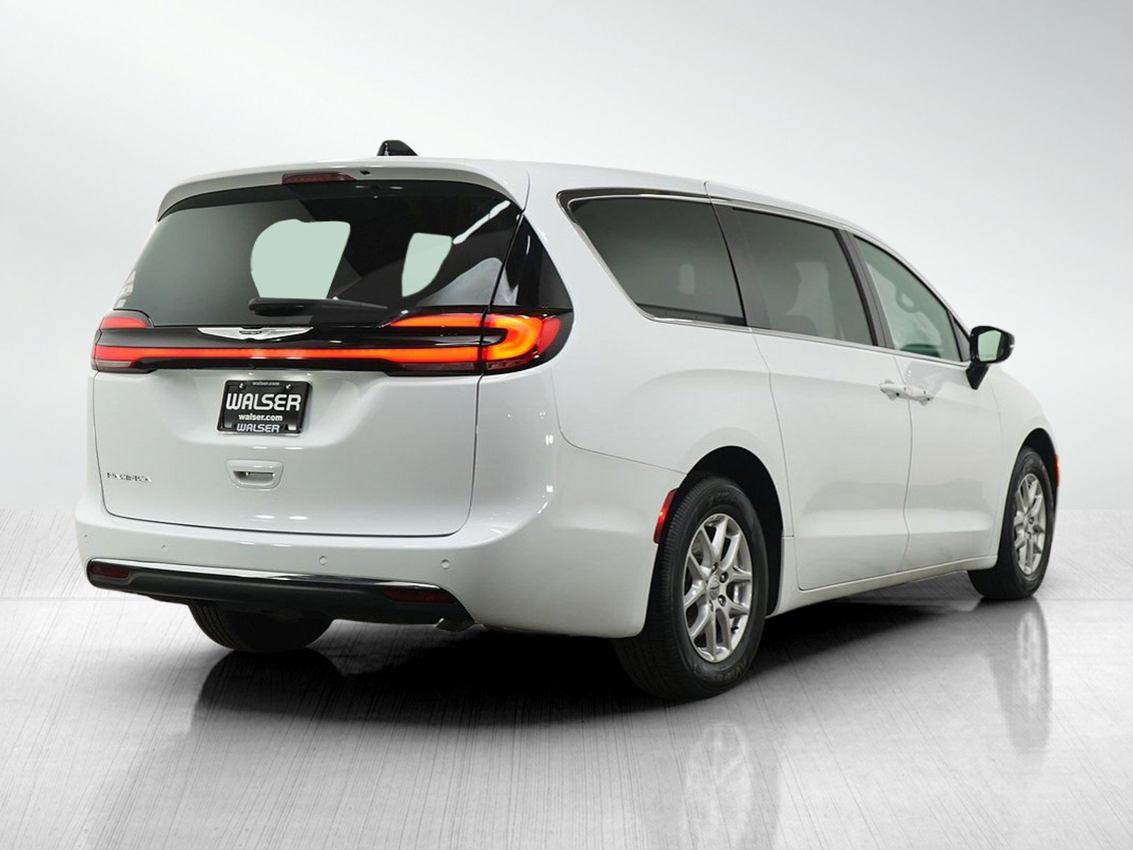 Used 2025 Chrysler Pacifica Select FWD image 5
