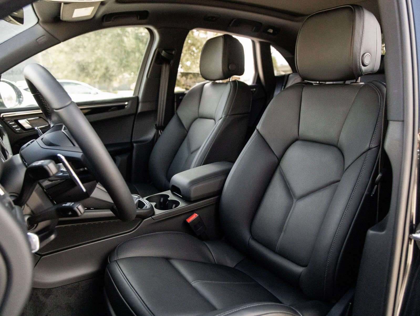 Certified 2026 Porsche Macan AWD/4WD image 5