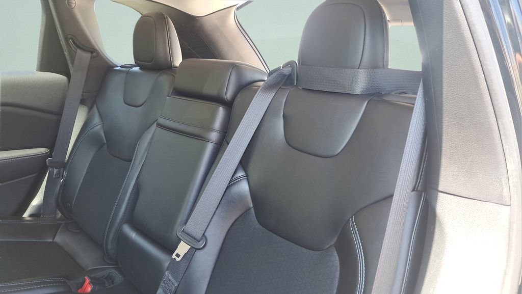 Used 2019 Jeep Cherokee Latitude Plus w/ Comfort/Convenience Group FWD image 13