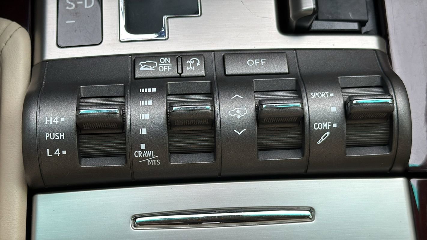 Used 2013 Lexus LX 570 4WD w/ Luxury Pkg image 32