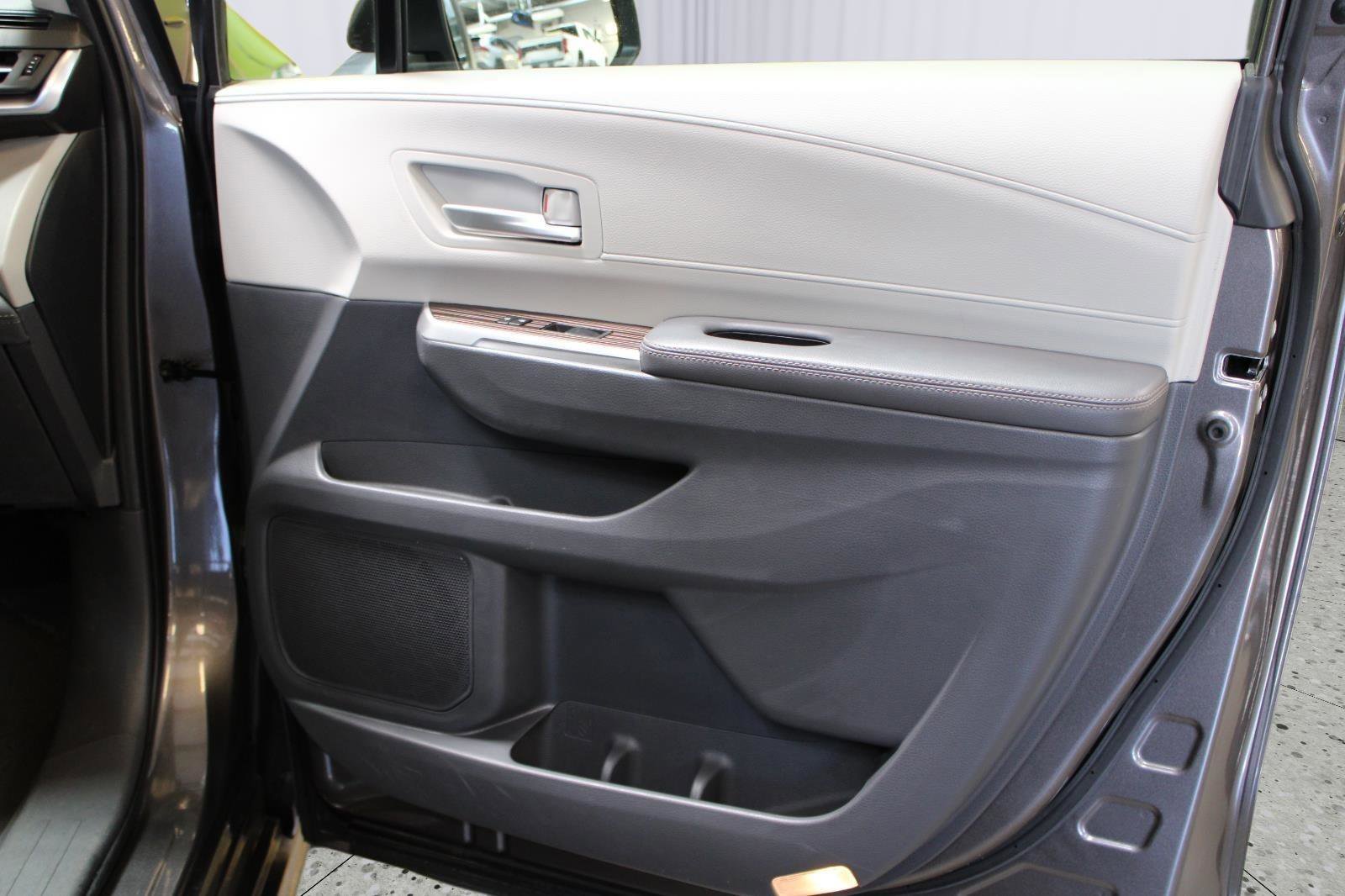 Used 2024 Toyota Sienna XLE AWD/4WD image 39