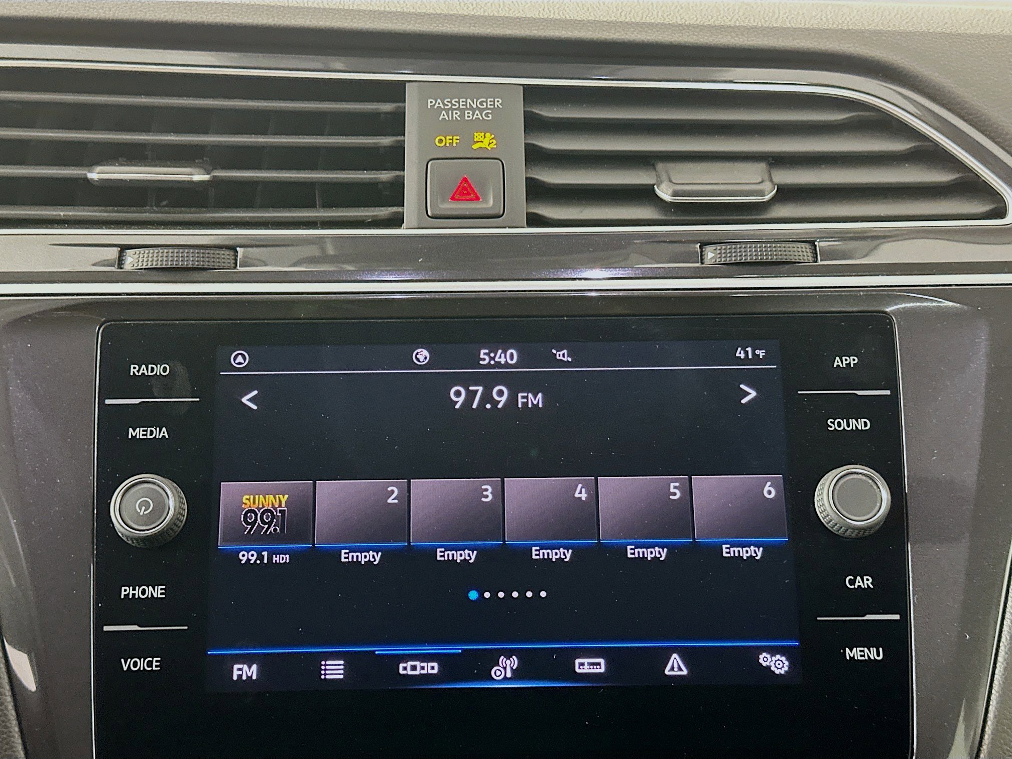 Used 2024 Volkswagen Tiguan SE image 19