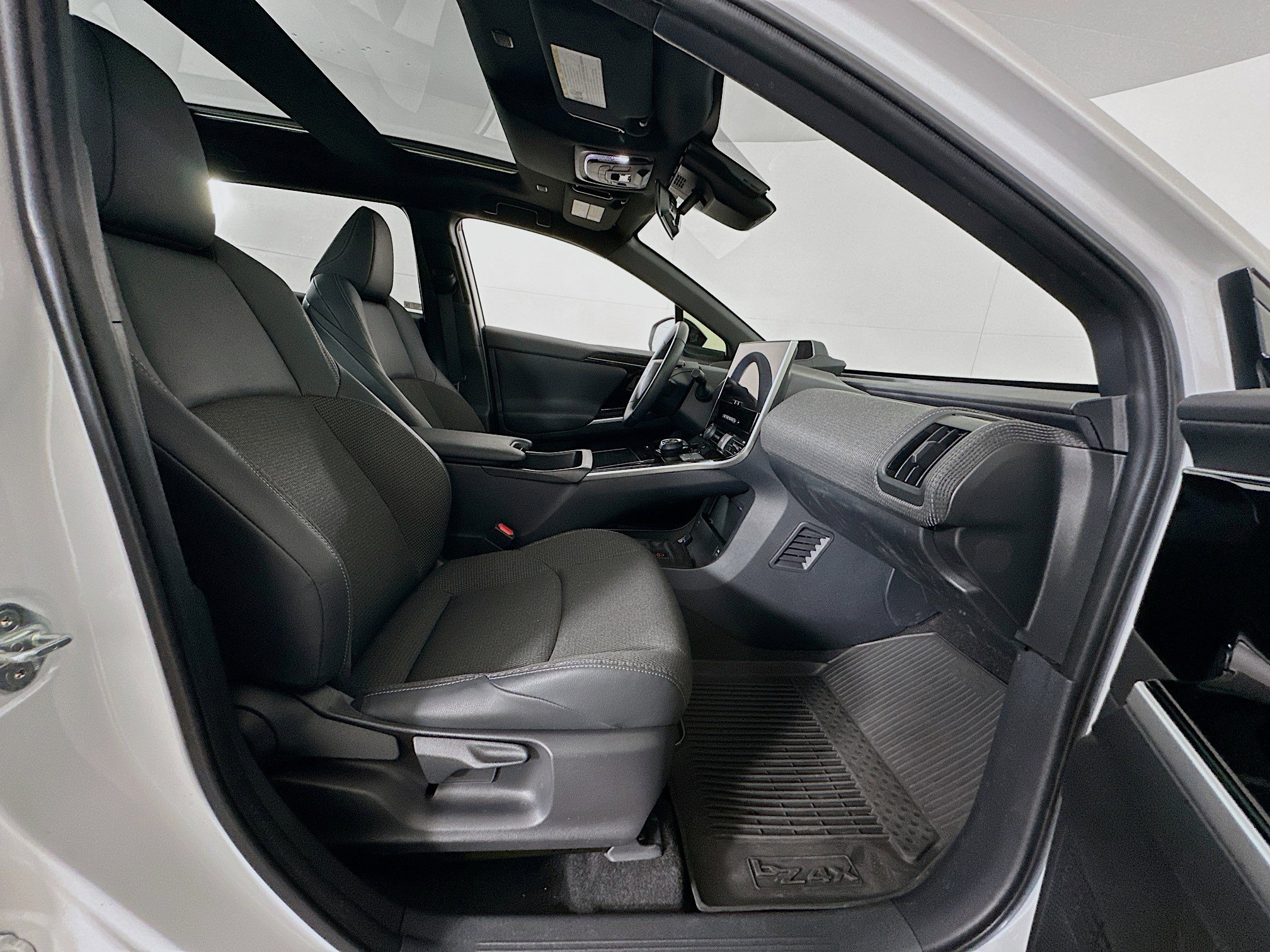 Used 2025 Toyota bZ4X FWD image 31