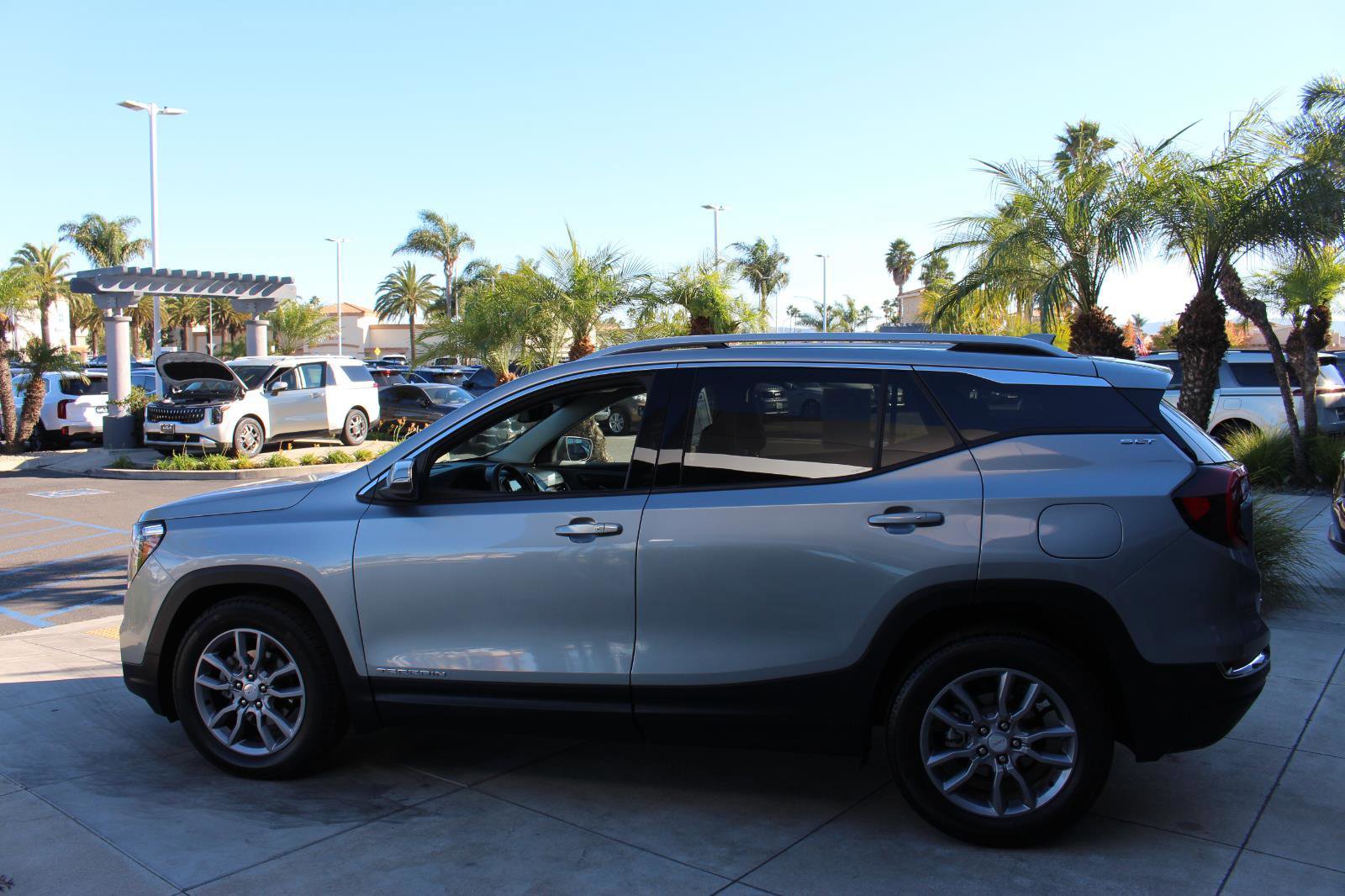 Used 2024 GMC Terrain SLT image 6