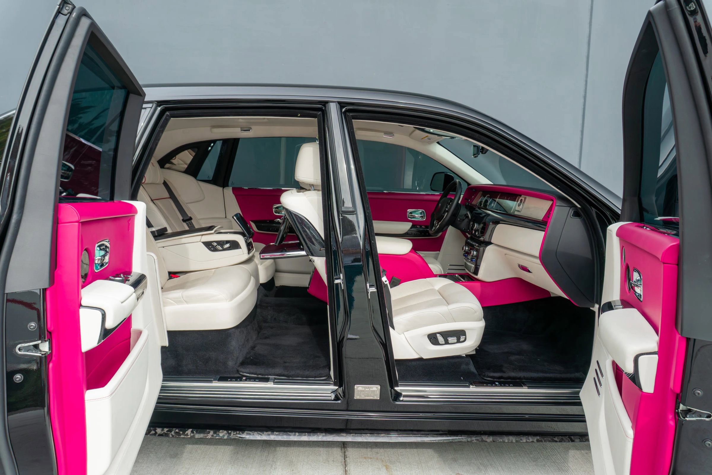 Used 2023 Rolls-Royce Phantom Sedan image 60