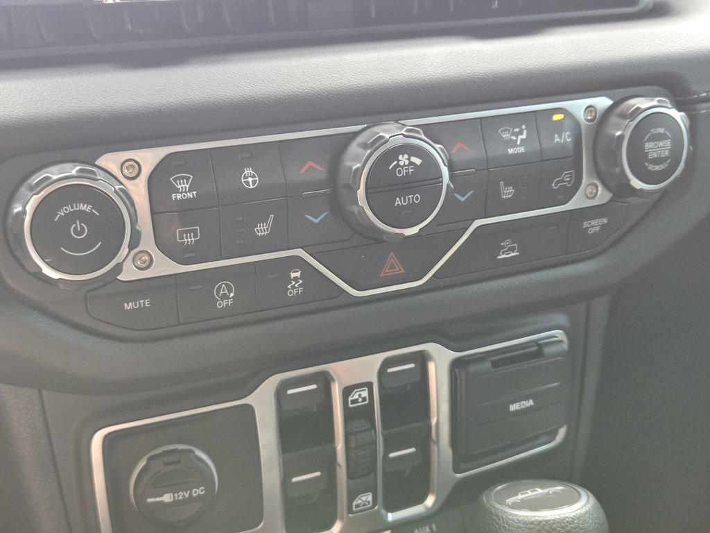 Used 2025 Jeep Gladiator Mojave w/ Convenience Group AWD/4WD image 23