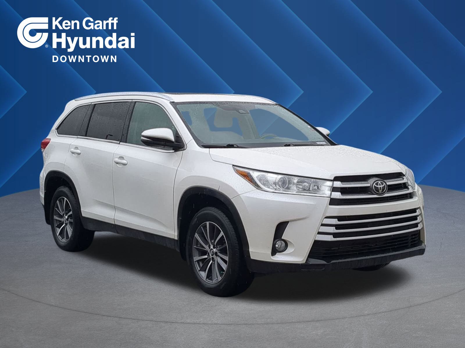 Used 2019 Toyota Highlander SE image 1