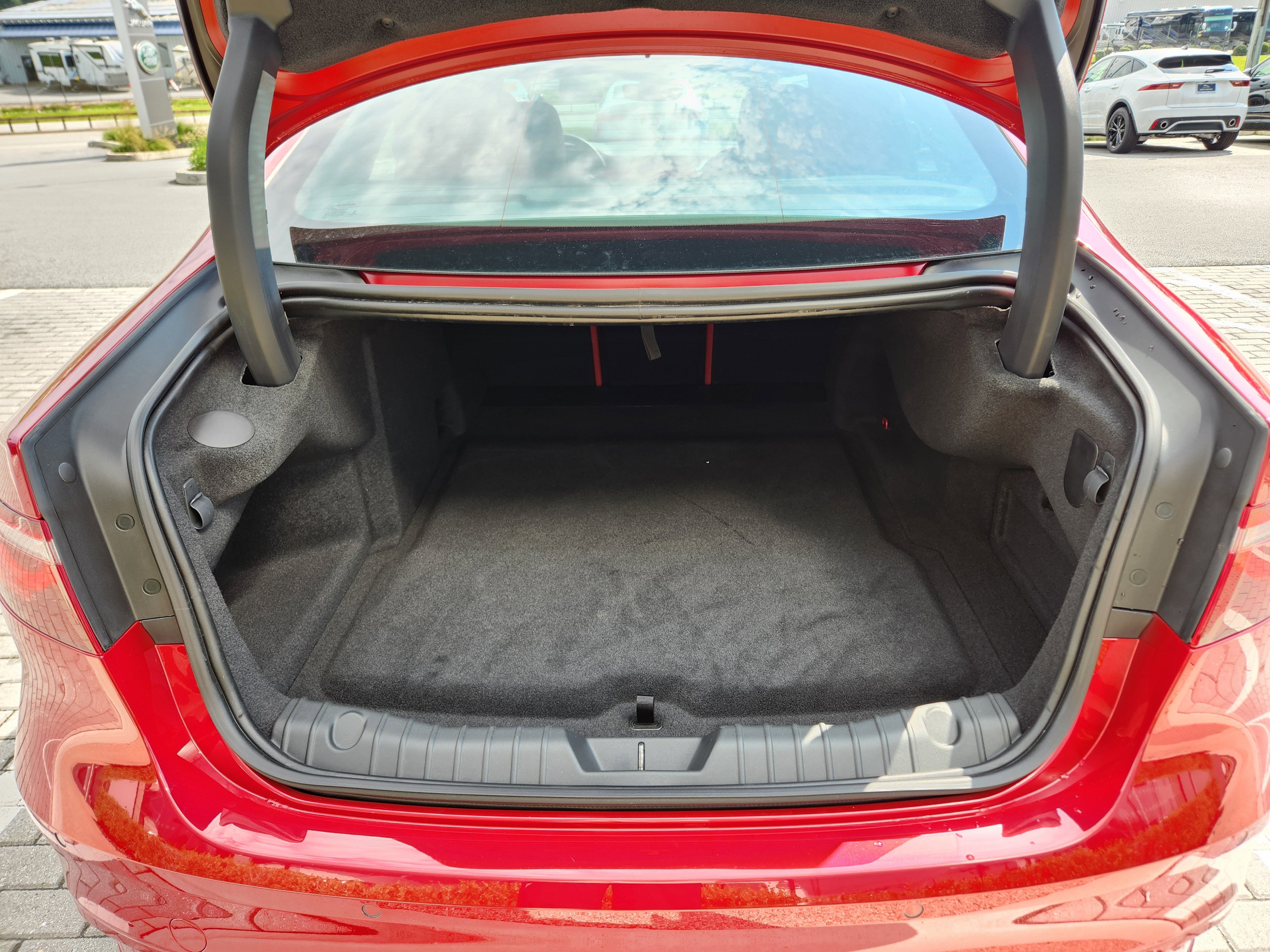 Certified 2022 Jaguar XF R-Dynamic SE image 6