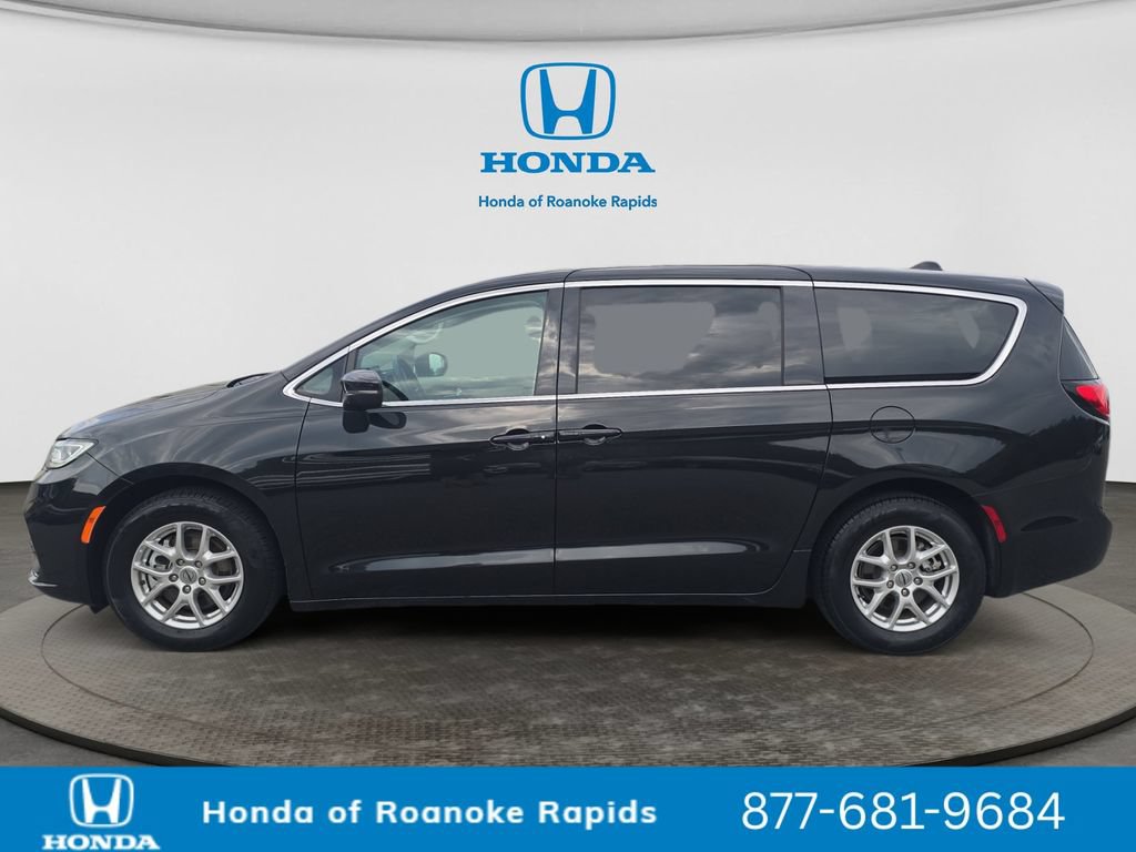 Used 2023 Chrysler Pacifica Touring-L FWD image 2