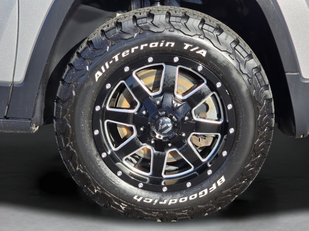 Used 2018 Jeep Cherokee Latitude Plus AWD/4WD image 29