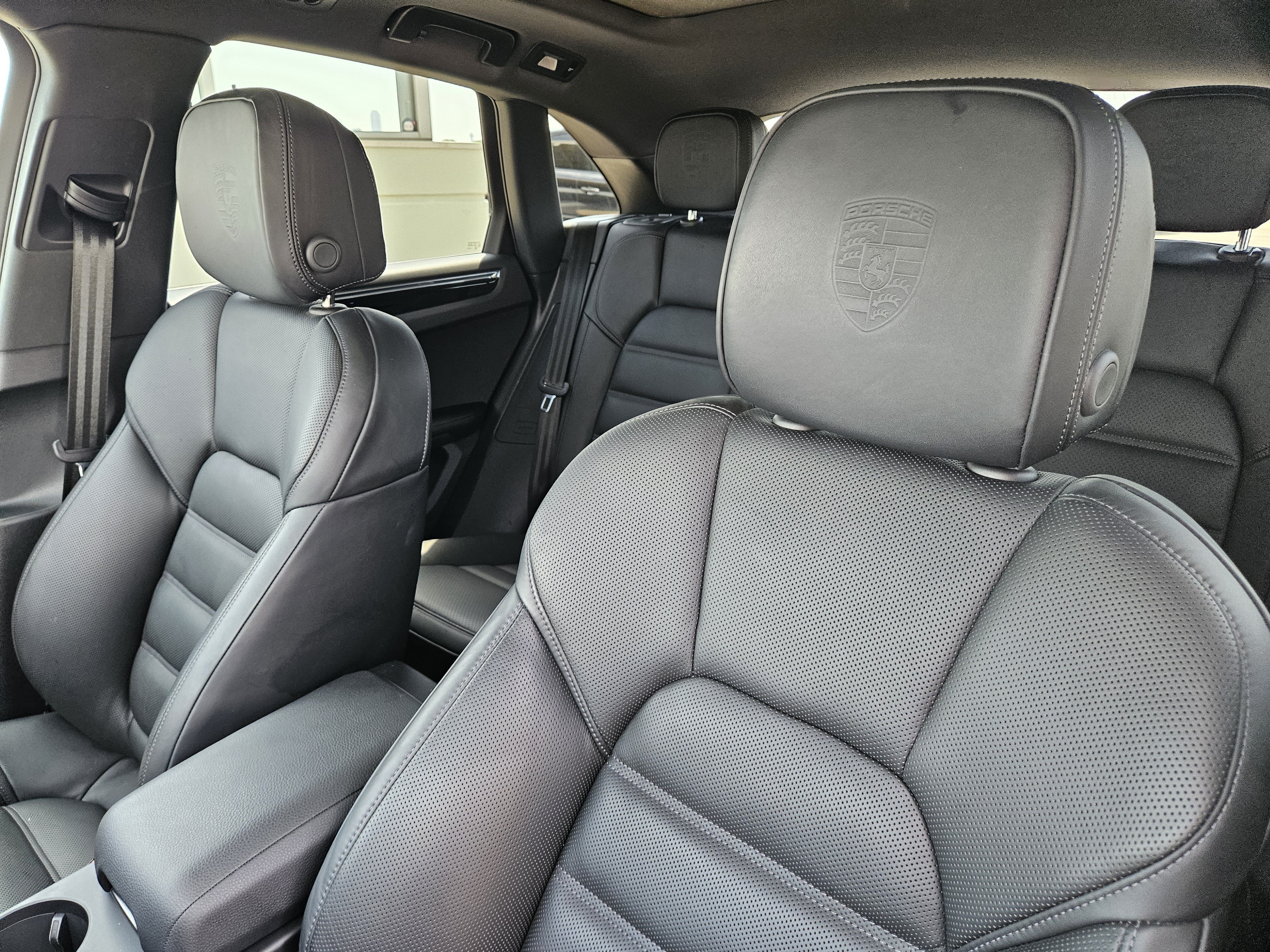 Certified 2026 Porsche Macan AWD/4WD image 6