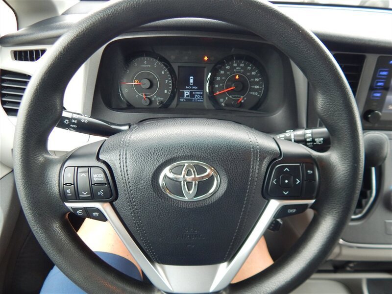 Used 2017 Toyota Sienna LE FWD image 30
