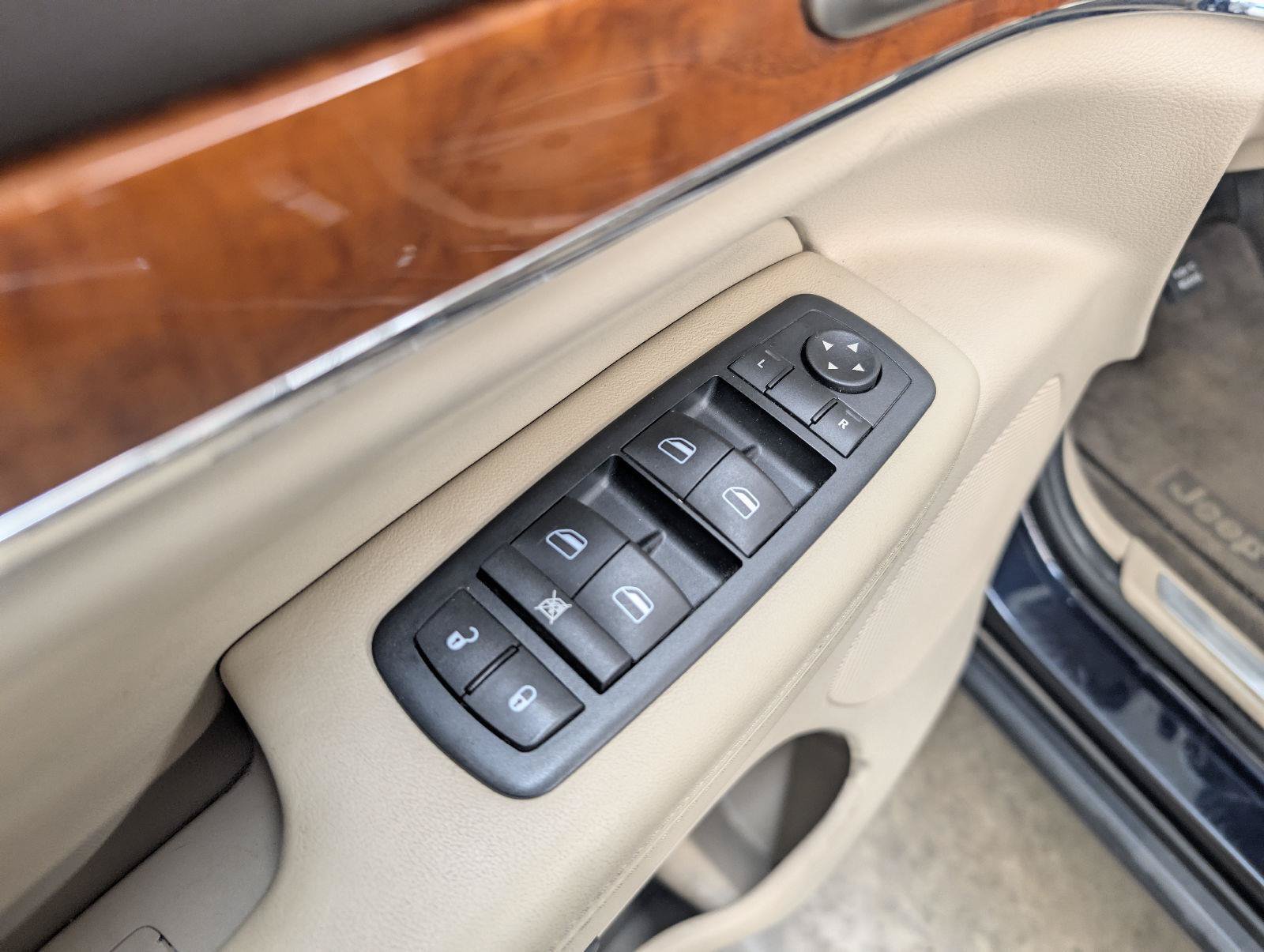 Used 2011 Jeep Grand Cherokee Overland AWD/4WD image 19