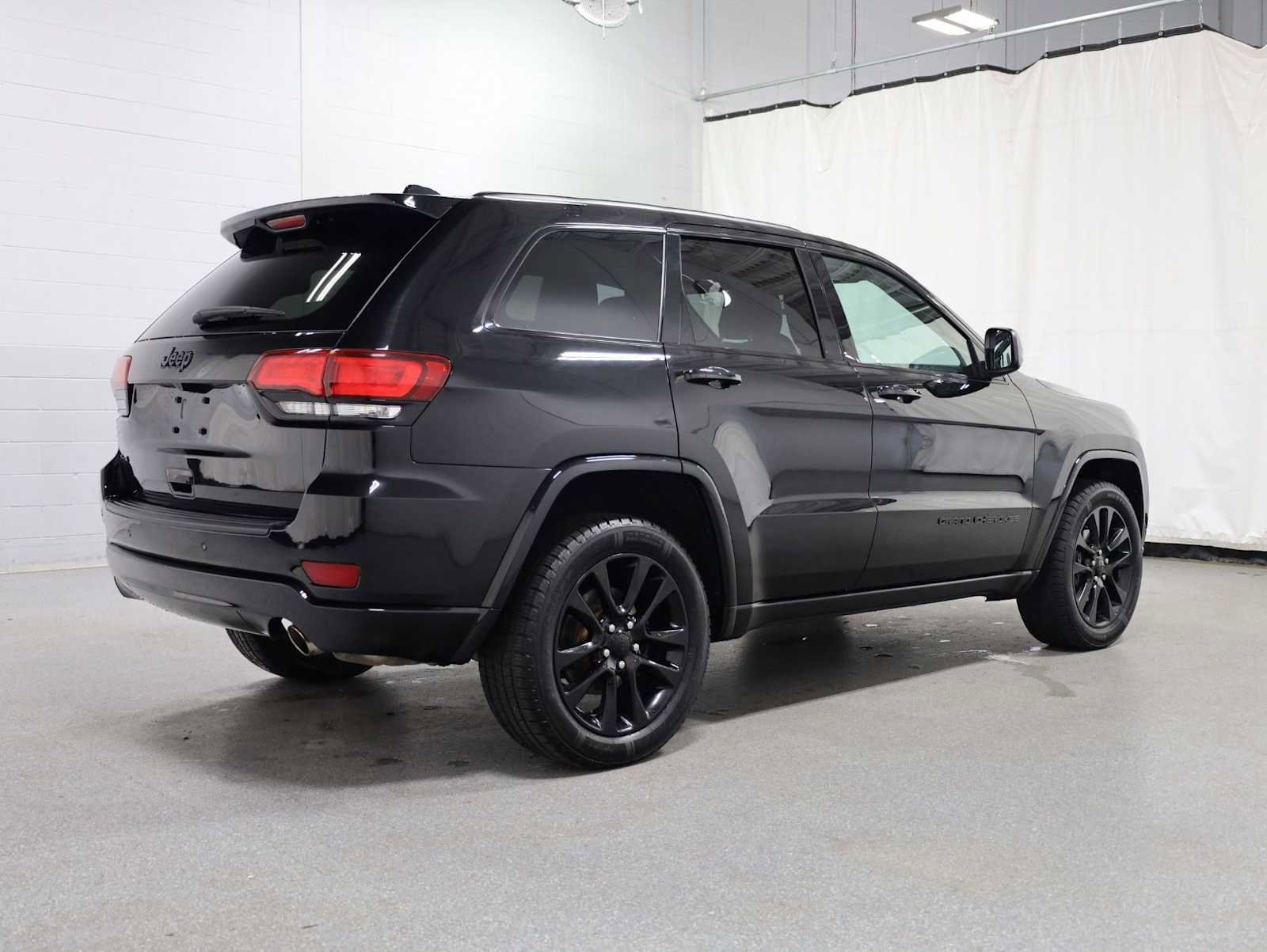 Used 2019 Jeep Grand Cherokee Altitude AWD/4WD image 9