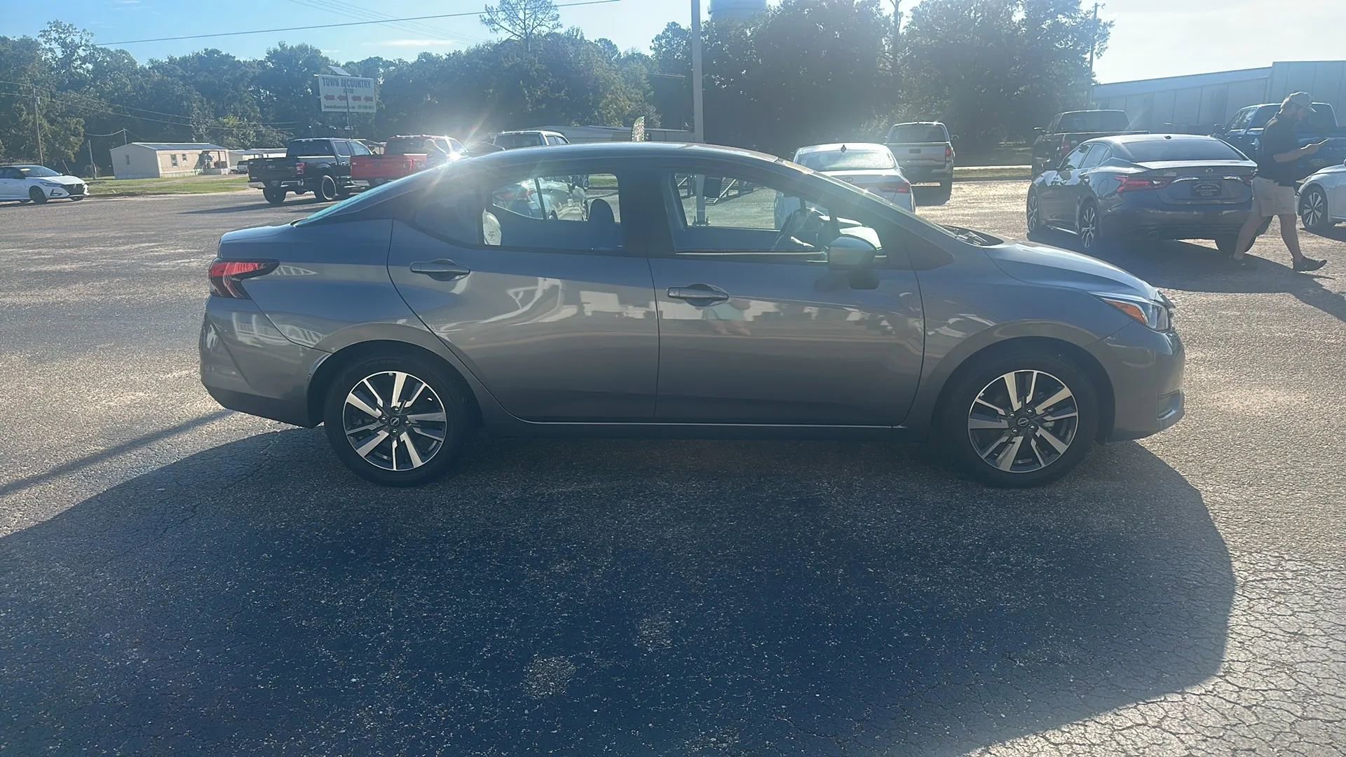 Used 2023 Nissan Versa SV image 4