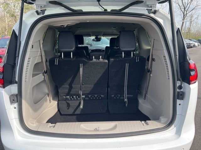 Used 2024 Chrysler Pacifica Touring-L FWD image 22