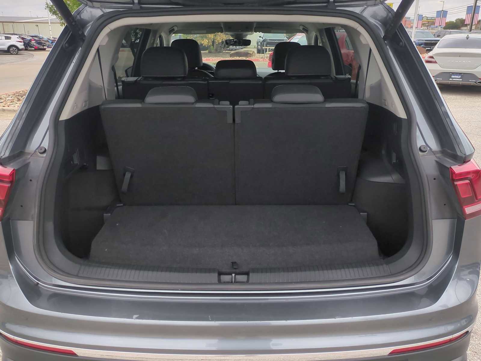 Used 2024 Volkswagen Tiguan SE image 25