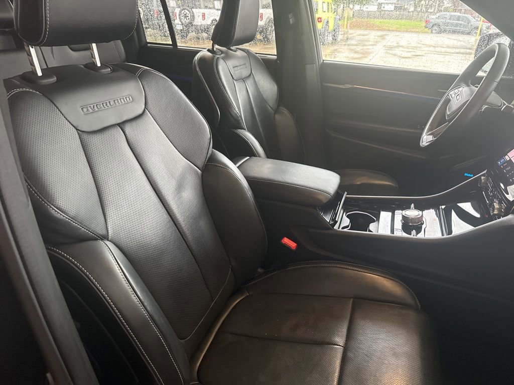 Used 2022 Jeep Grand Cherokee Overland w/ Luxury Tech Group IV AWD/4WD image 22