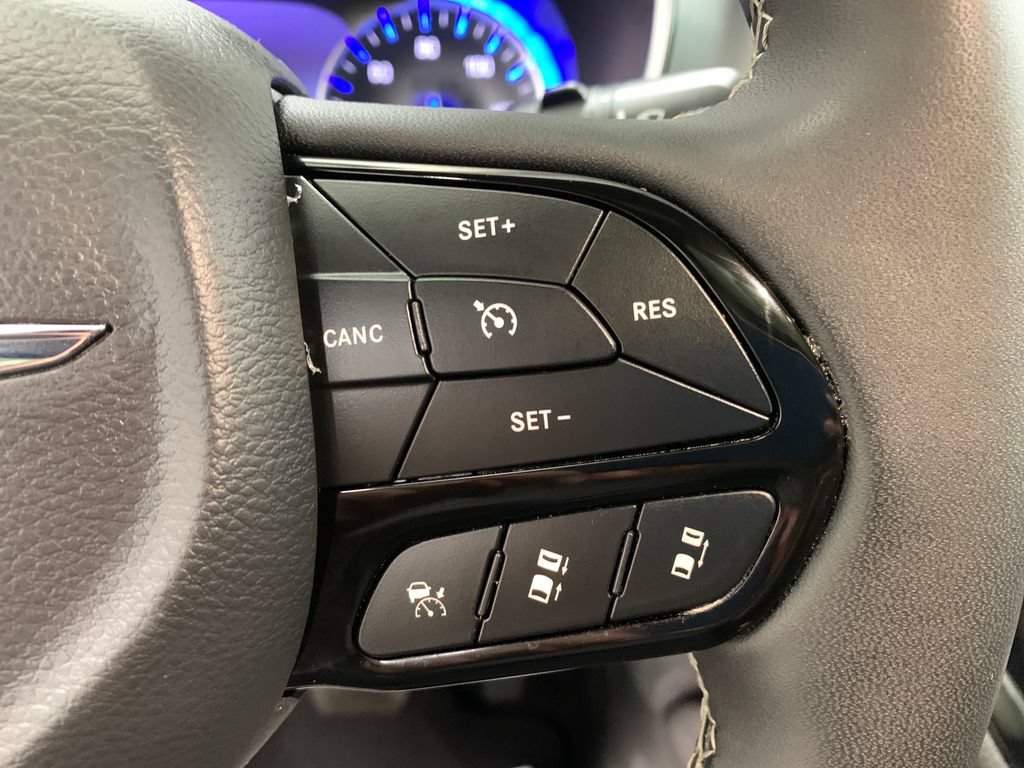 Used 2025 Chrysler Pacifica Limited FWD image 28