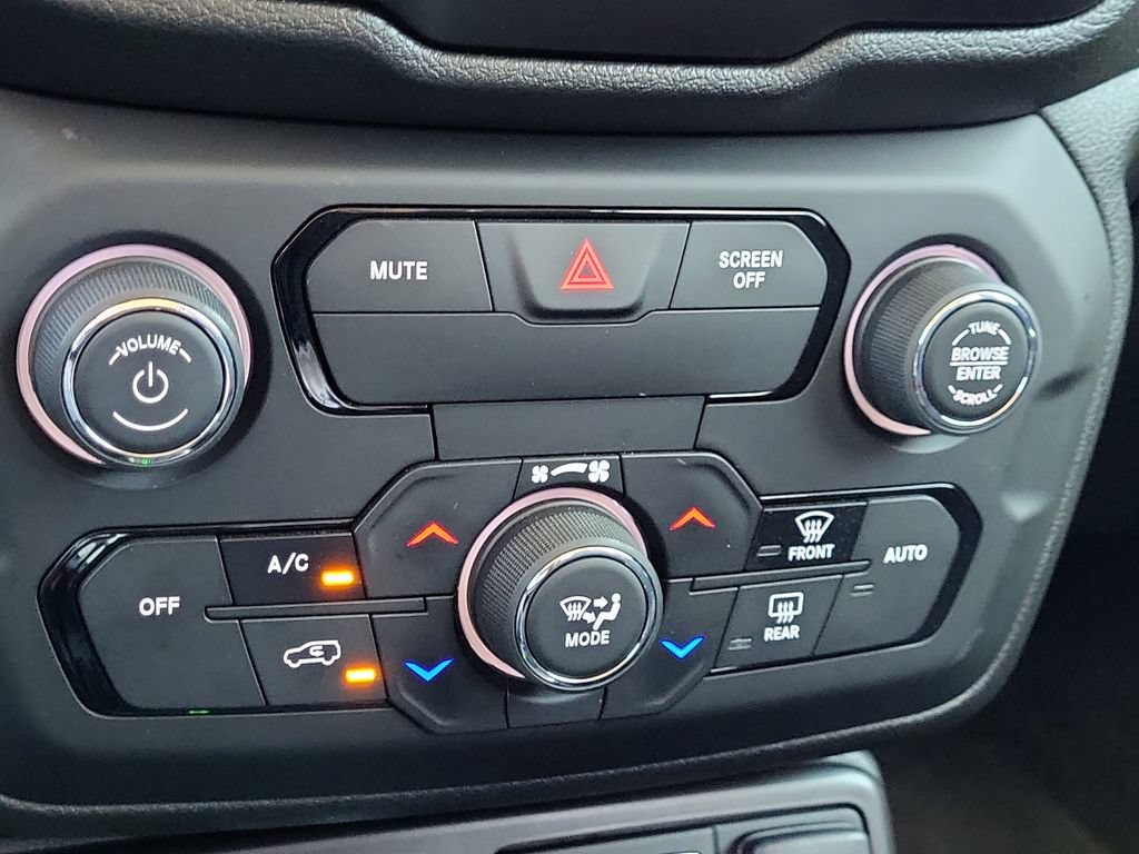Used 2019 Jeep Renegade Latitude w/ Cold Weather Group AWD/4WD image 30