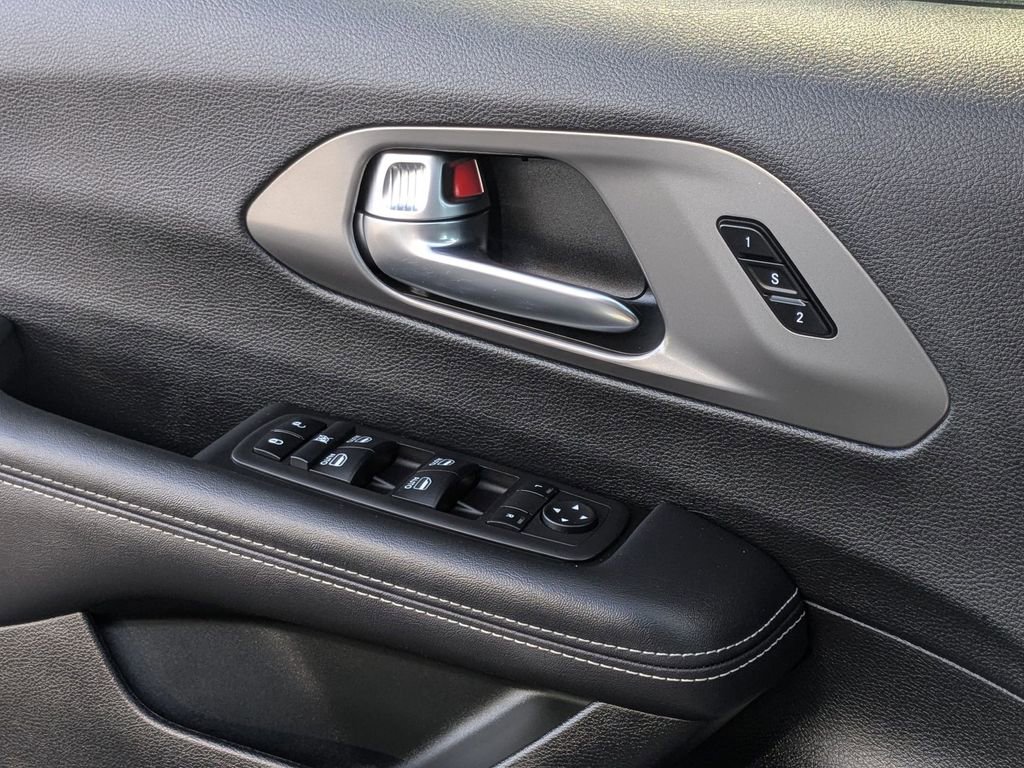 Used 2025 Chrysler Pacifica Select image 15