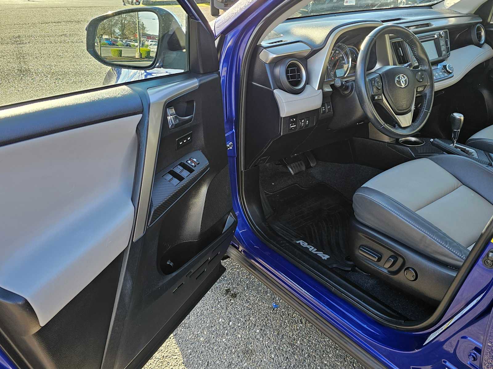 Used 2015 Toyota RAV4 Limited image 19