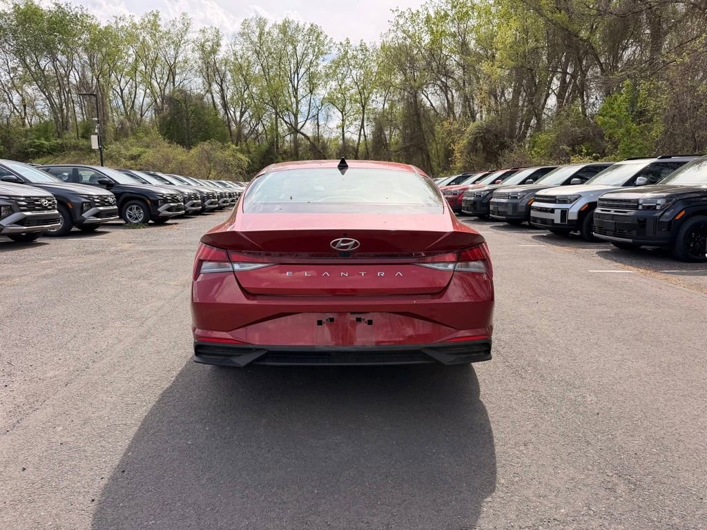 Certified 2023 Hyundai Elantra SE FWD image 4