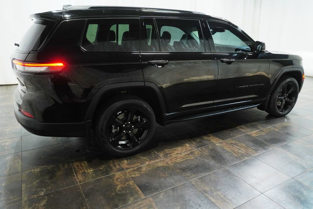 Used 2023 Jeep Grand Cherokee L Limited w/ Black Appearance Package AWD/4WD image 4