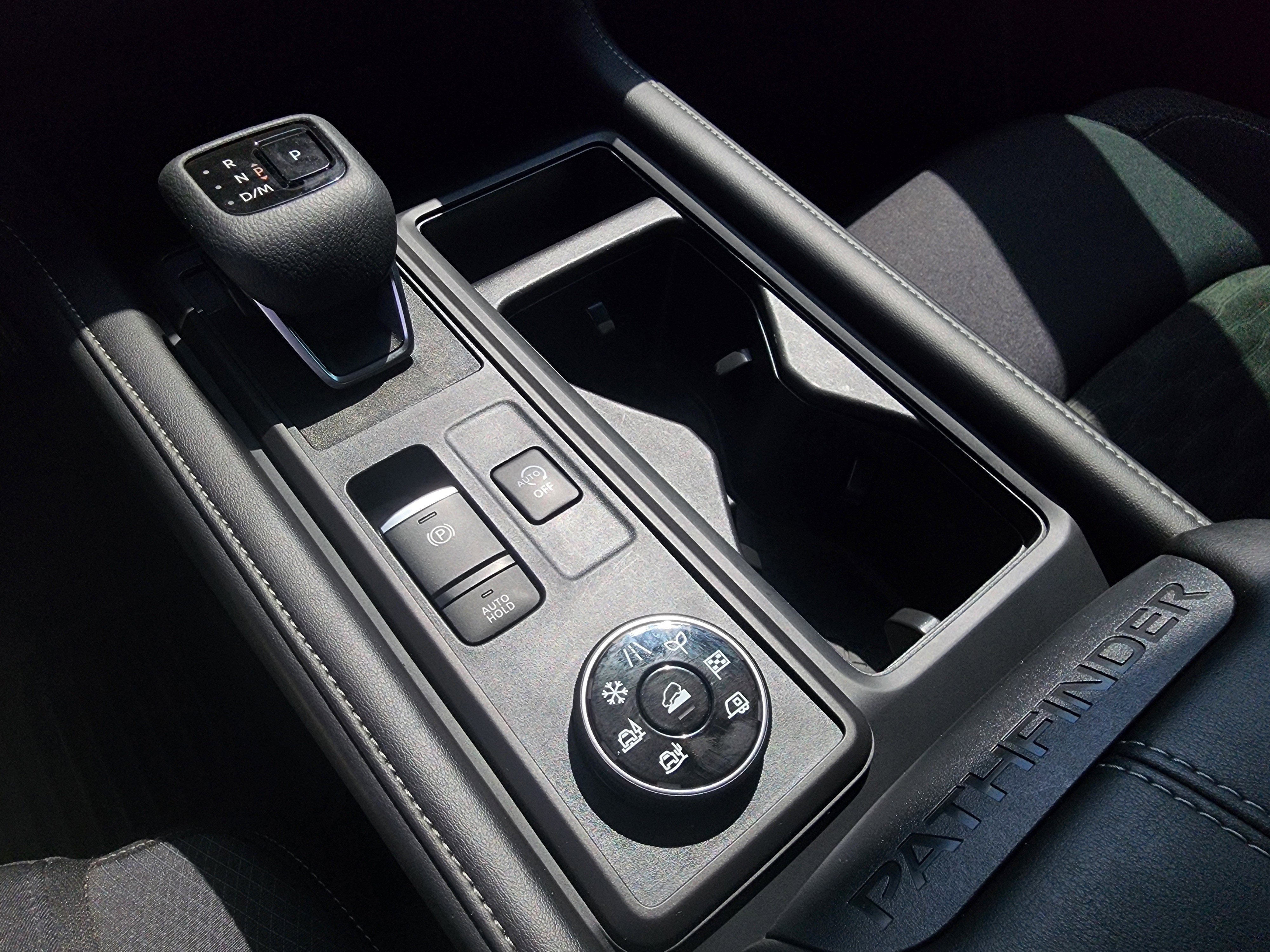 Used 2024 Nissan Pathfinder S image 23