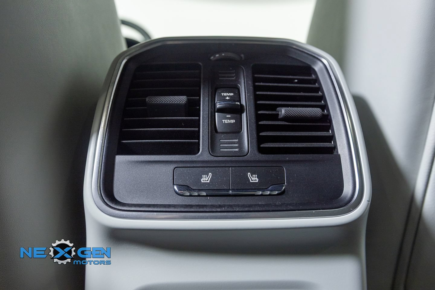 Used 2024 Porsche Macan AWD/4WD image 31