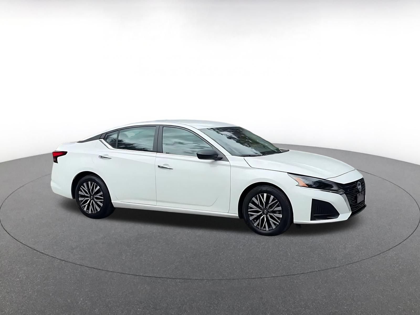 Used 2025 Nissan Altima 2.5 SV FWD image 2
