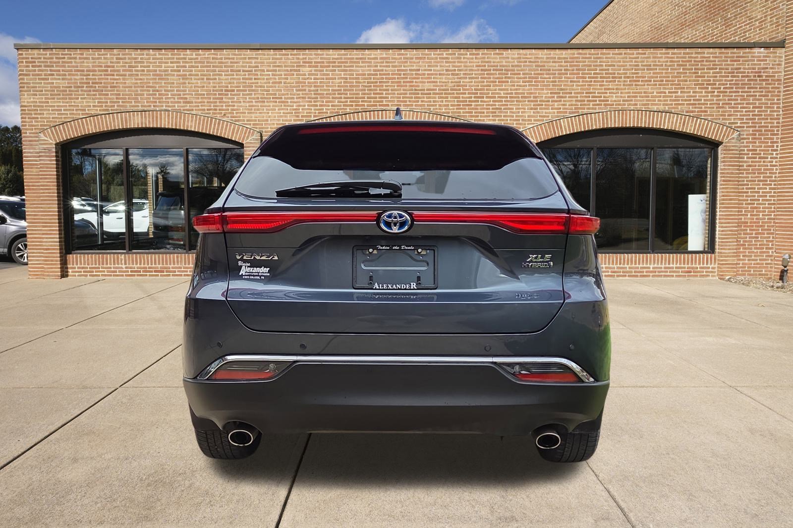 Used 2023 Toyota Venza XLE image 4