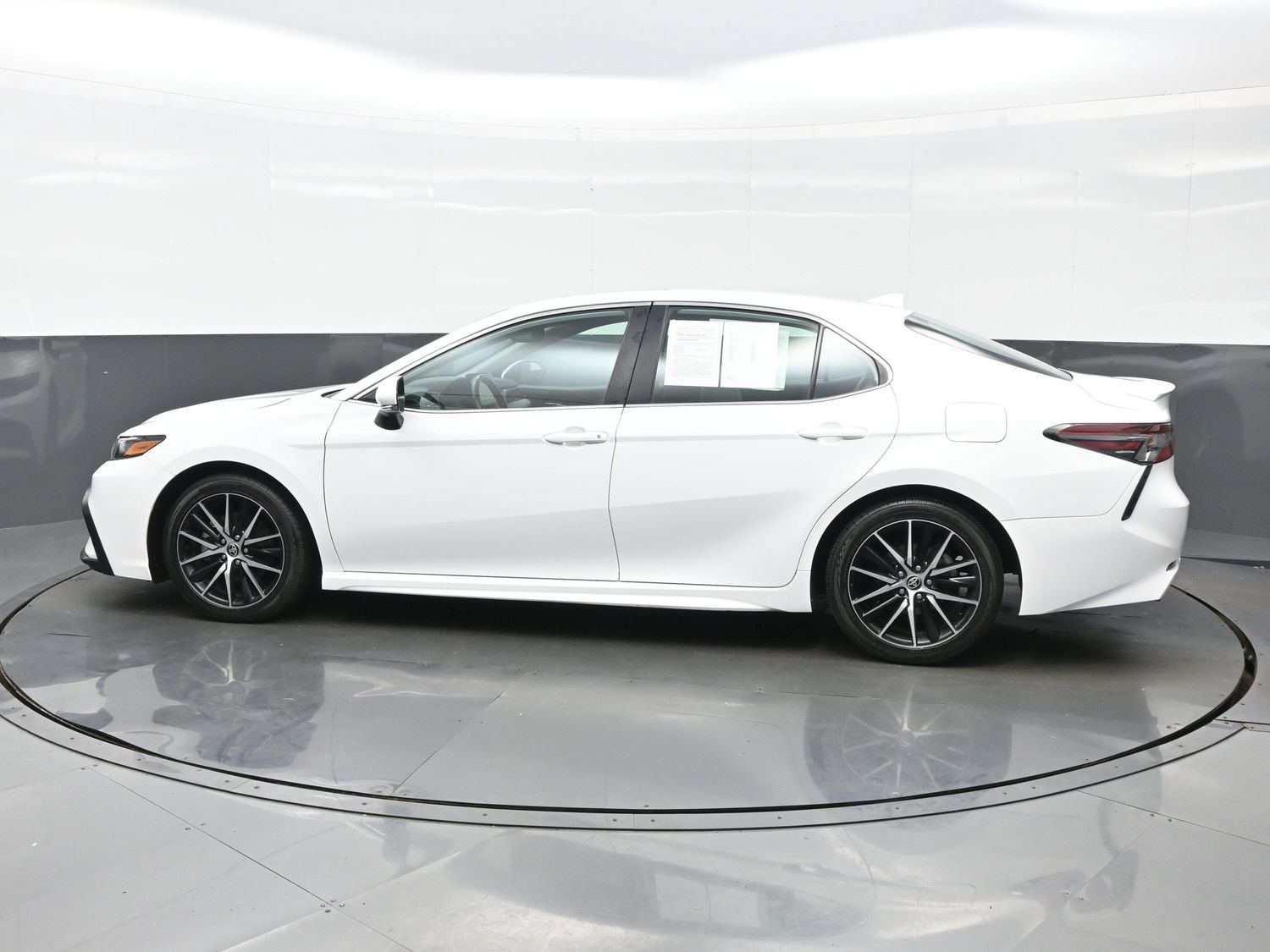 Used 2024 Toyota Camry SE w/ Audio Upgrade Package FWD image 3