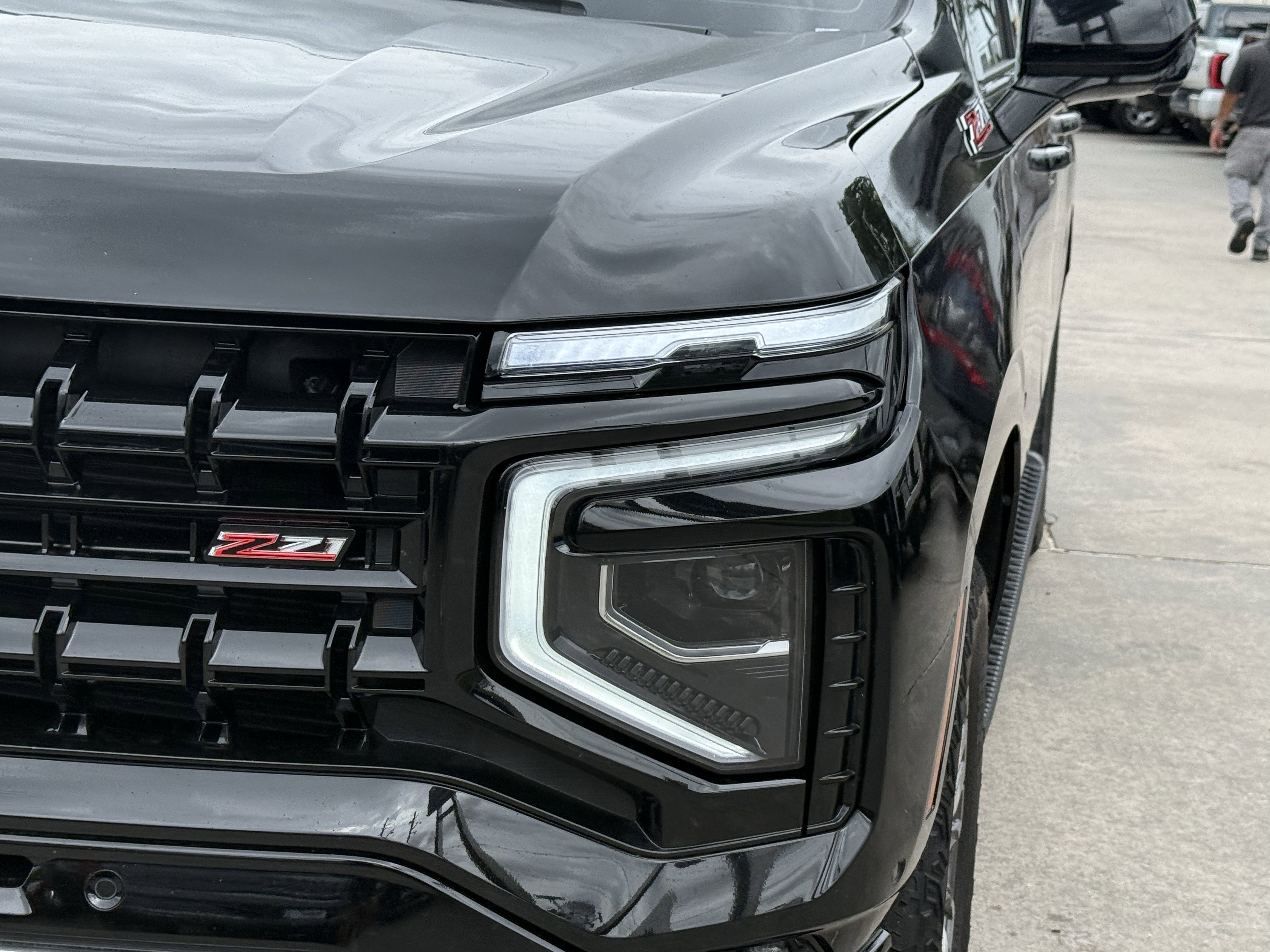 Used 2025 Chevrolet Suburban Z71 image 11