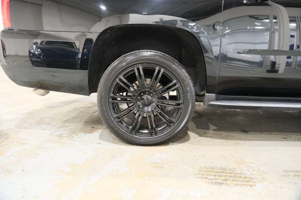 Used 2018 Chevrolet Suburban LT RWD image 13