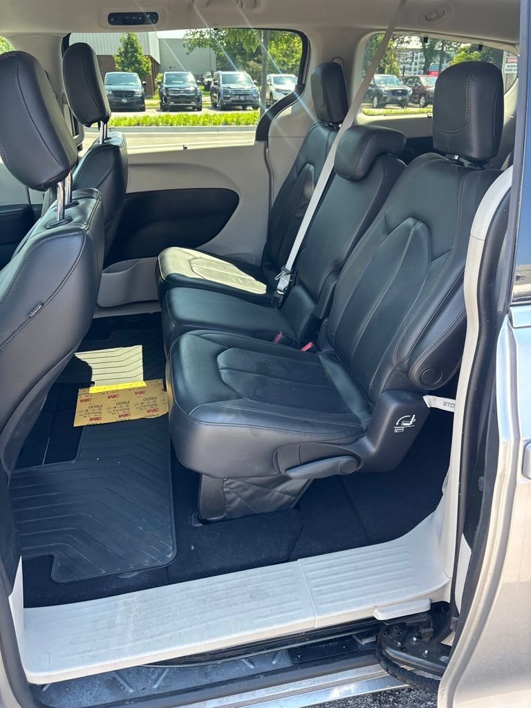 Used 2017 Chrysler Pacifica Touring-L FWD image 24