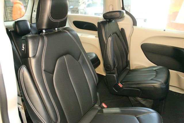 Used 2024 Chrysler Pacifica Touring-L FWD image 12
